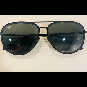New in BOX Unisex
Polarized Aviator Sunglasses